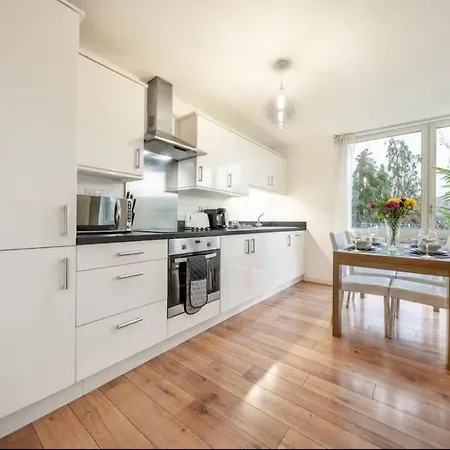 Modern Apartment Amazing Spring Offer Stay Longer Sleeps 6 Free Gym Free Underground Parking Fast Wifi 5 Mins To Brentford Stadium Direct Travel To Heathrow Airport